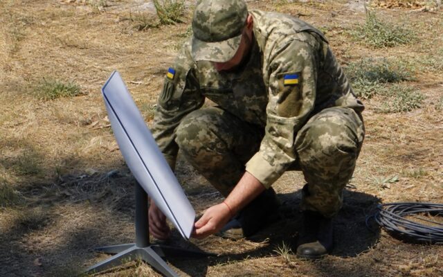 Militar ucrainean lângă echipament Starlink