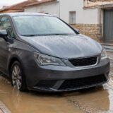 Mașină în calea apelor