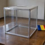 Urnă de vot și steagul României