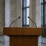 Podium cu microfoane