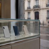 Telefoane expuse într-un magazin din Paris