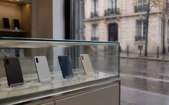Telefoane expuse într-un magazin din Paris