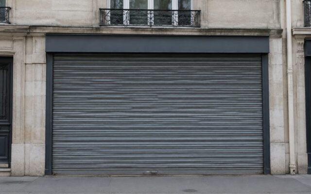 Magazin cu obloane trase în Paris