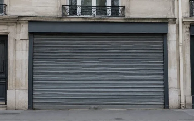 Magazin cu obloane trase în Paris