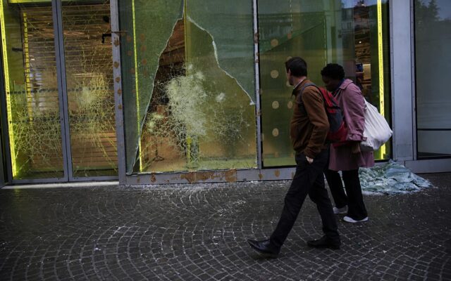 Magazin afectat de violențe