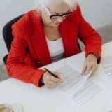 Femeie lucrând după vârsta pensionării