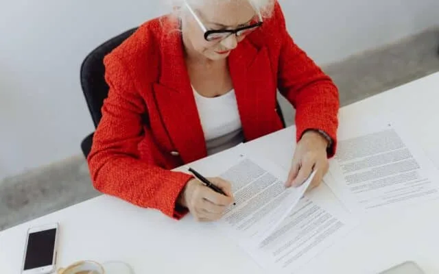 Femeie lucrând după vârsta pensionării
