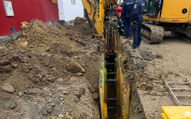Muncitor scos din groapa sapata, interventie salvare la