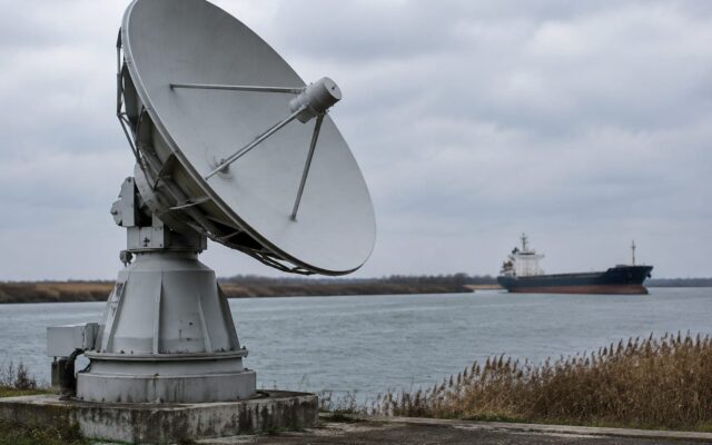 Sistem radar amplasat pe malul apei pentru monitorizarea traficului maritim regional