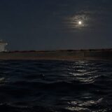 Navă cargo sub lumina lunii