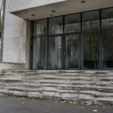 Intrarea clădirii cu trepte de piatră