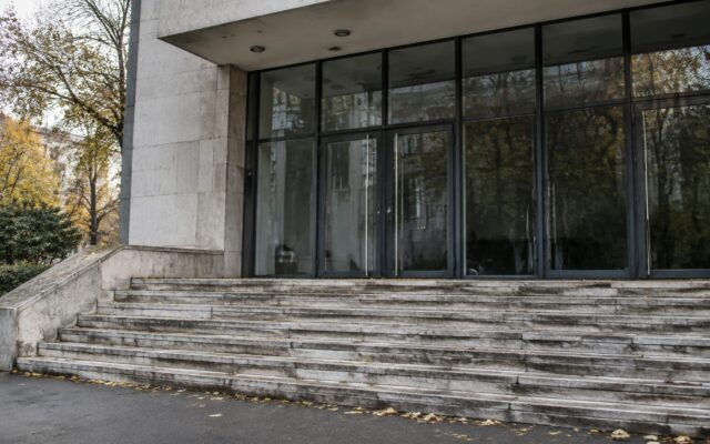 Intrarea clădirii cu trepte de piatră