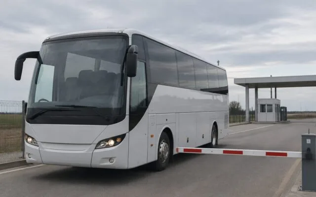 Autobuz alb la punctul Palanca