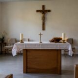 Altar cu crucifix și lumânări