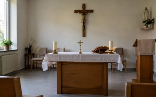 Altar cu crucifix și lumânări