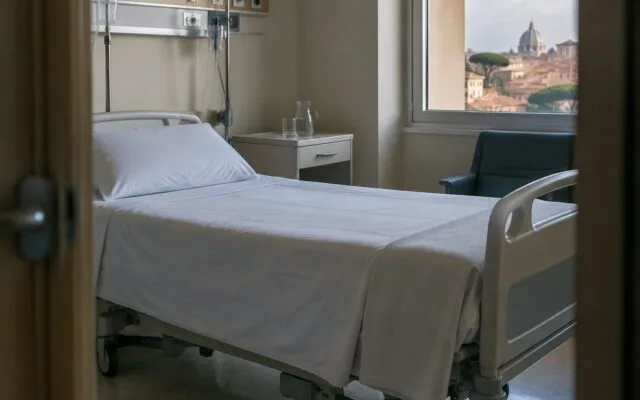 Salon de spital din Roma cu vedere spre Bazilica Sfântul Petru
