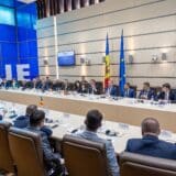 Ședință în sala Senatului din Palatul Parlamentului, cu parlamentari la pupitre
