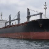Navă comercială de transport marfă ancorată în port în timpul unei anchete