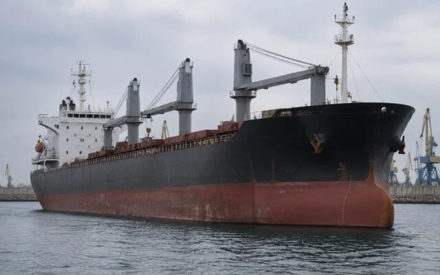 Navă comercială de transport marfă ancorată în port în timpul unei anchete