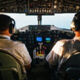 Piloți în cabina de pilotaj