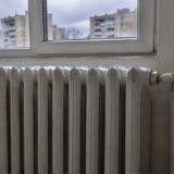 Radiator vechi sub geam