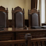 O sală de judecată cu mobilier clasic din lemn masiv
