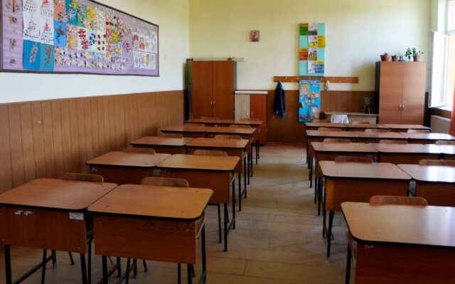 Sală de clasă fără elevi