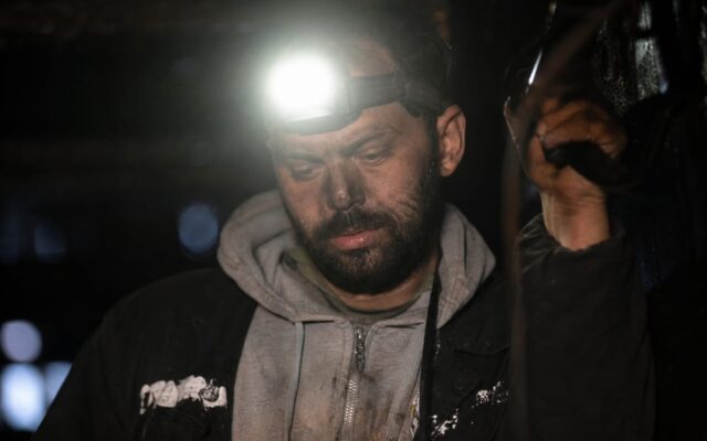 Miner protestând în subteran