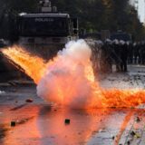 Bombă artizanală explodând lângă forțele speciale