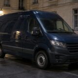 Dubă parcată pe o stradă