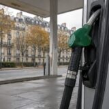 Pompă de benzină aflată în apropierea unei zone rezidențiale franceze