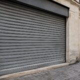 Magazine cu obloanele trase în Paris