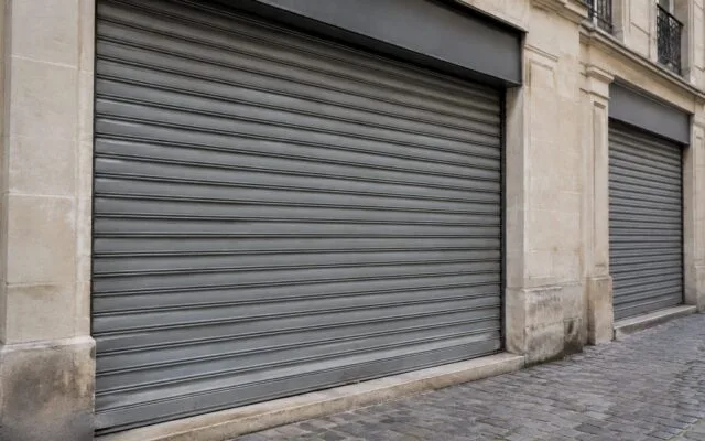 Magazine cu obloanele trase în Paris