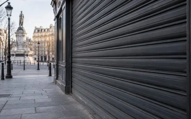 Magazin cu obloane trase în Paris