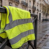 Vestă galbenă pe gard în Paris