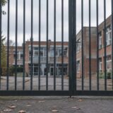 Poarta închisă a unei unități școlare