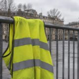 Vestă reflectorizantă pe un gard metalic
