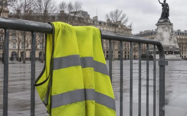 Vestă reflectorizantă pe un gard metalic