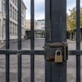 Liceu din Paris cu poarta blocată