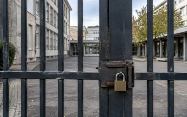 Liceu din Paris cu poarta blocată