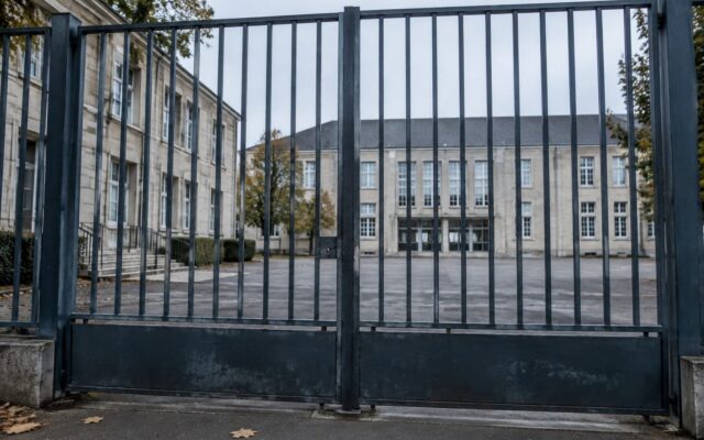 Liceu cu porțile închise