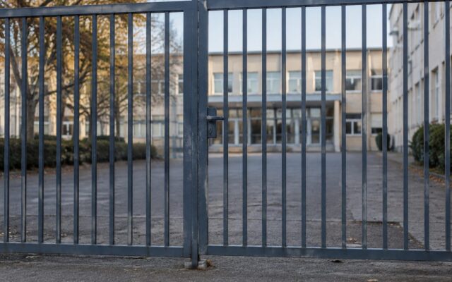 Poartă metalică închisă în fața liceului