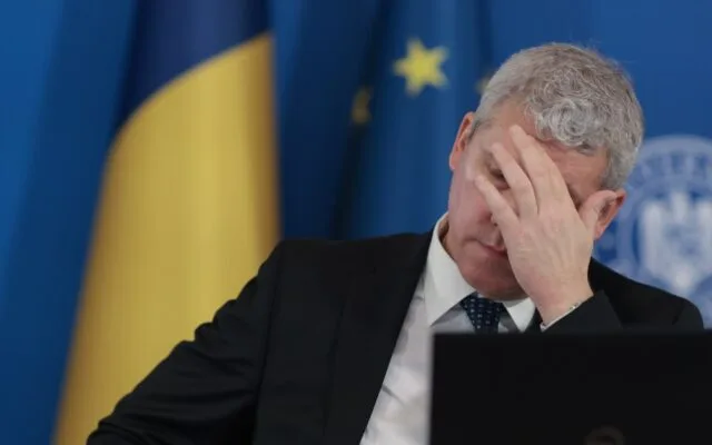 Ministrul afacerilor interne afișează un gest de îngrijorare la un eveniment oficial