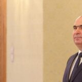 Premierul interimar prezent la o conferință oficială în interiorul palatului