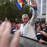 Bărbat salutând mulțimea de susținători