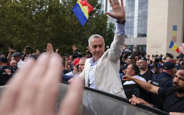 Bărbat salutând mulțimea de susținători