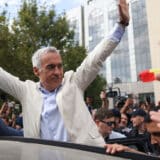 Călin Georgescu cu brațele ridicate în mulțime