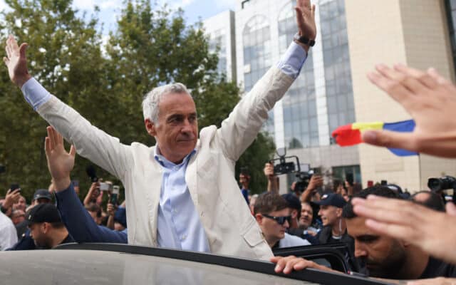 Călin Georgescu cu brațele ridicate în mulțime