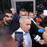 Bărbat asaltat de jurnaliști