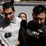 Bărbat escortat de polițiști